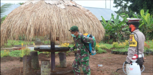 TNI-Polri Semprot Disinfektan Cegah Penyebaran Corona Covid-19 di Perbatasan RI