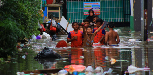 33 Ton Sampah Diangkut dari Lokasi Banjir Kramat Jati